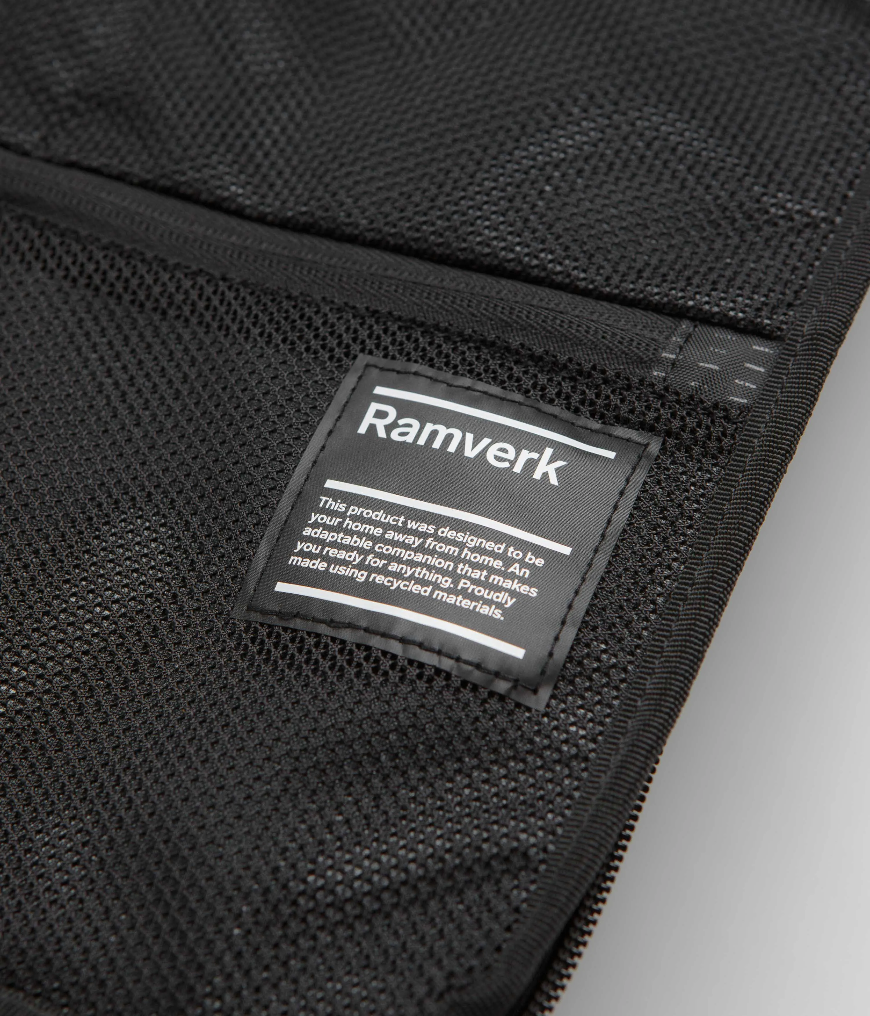 D_b_ Ramverk Medium Camera Insert - Black Out