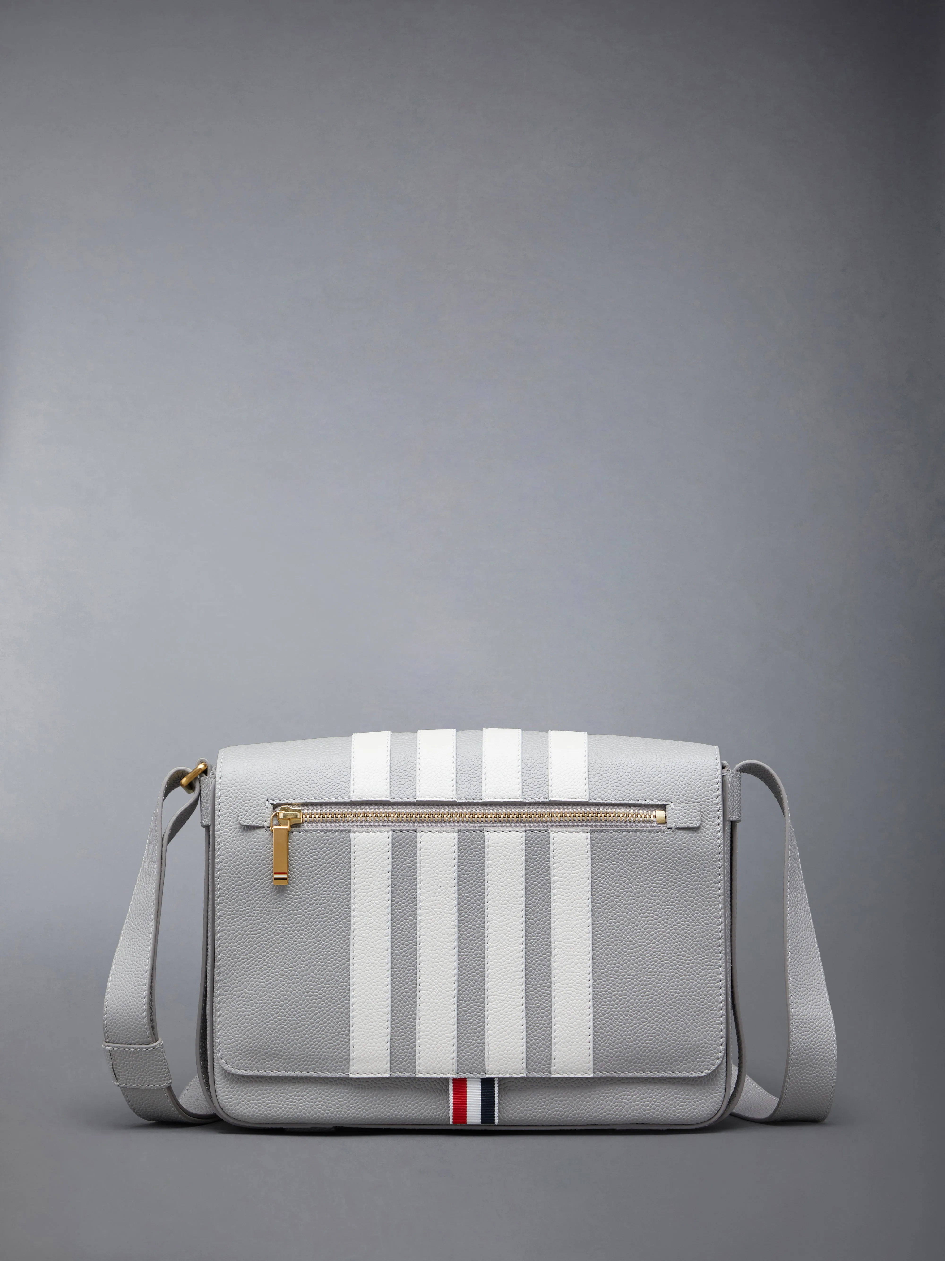 PEBBLE GRAIN 4-BAR REPORTER BAG