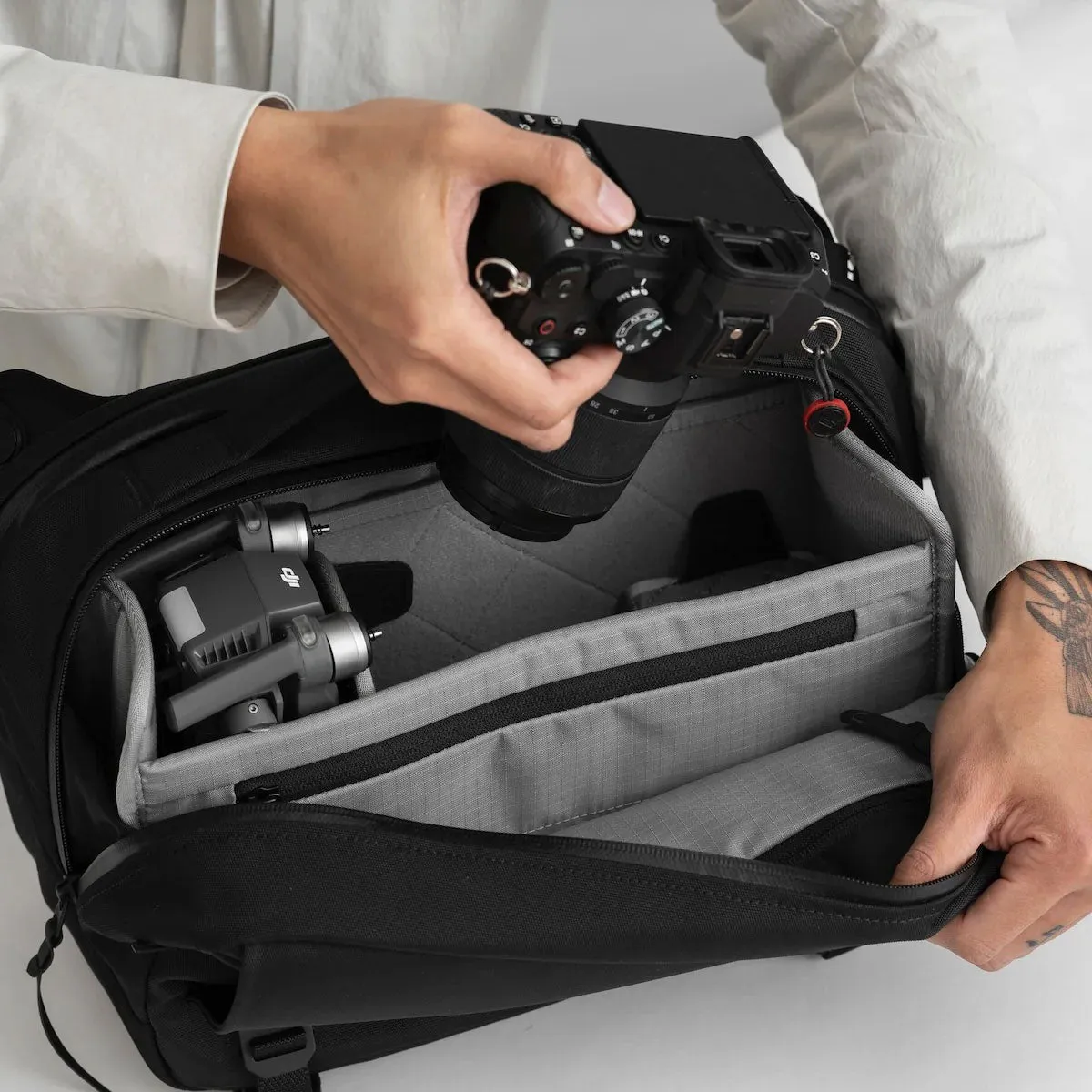 [PO] Black Ember : Grip Sling 12 Camera Insert