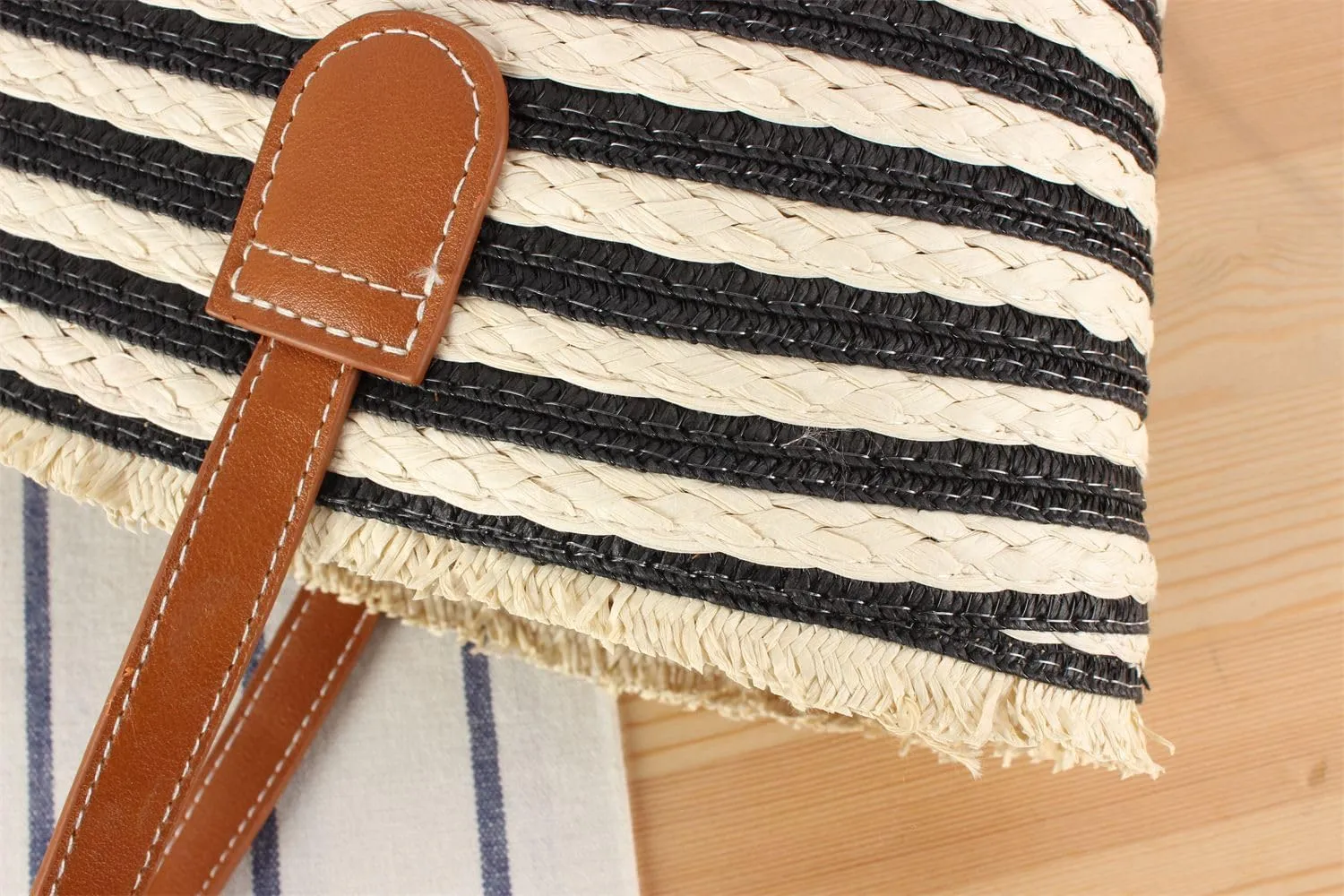 Teeya Straw Crossbody Bag Women Weave Shoulder Bag Round Summer Beach Purse and Handbags